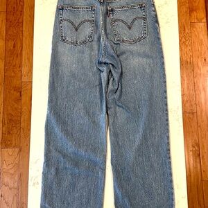 Levi’s premium denim rib cage straight ankle Jean. Cropped. 25.5 inseam.